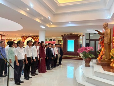Lãnh đạo Đại học Huế dâng hương, dâng hoa tưởng niệm Chủ tịch Hồ Chí Minh