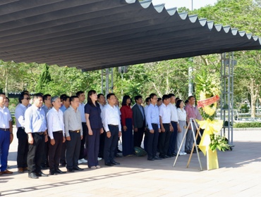 Lãnh đạo Đại học Huế dâng hương tưởng niệm các anh hùng liệt sĩ tại Quảng Trị