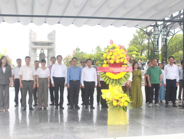 Lãnh đạo Đại học Huế và các trường đại học thành viên, đơn vị thuộc, trực thuộc dâng hoa, dâng hương tưởng nhớ các anh hùng liệt sĩ 