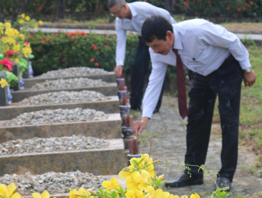Trung tâm Phục vụ sinh viên tổ chức dâng hương và tọa đàm nhân kỷ niệm ngày Thương binh Liệt sĩ (27/7/1947 – 27/7/2025)