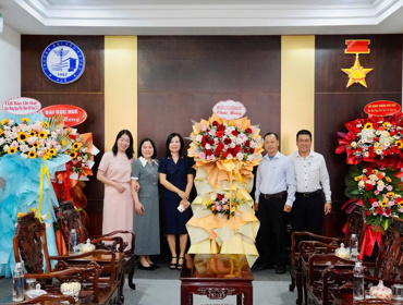 Trung tâm Phục vụ sinh viên - Đại học Huế thăm và chúc mừng Trường Đại học Y - Dược nhân ngày Thầy thuốc Việt Nam 27/02