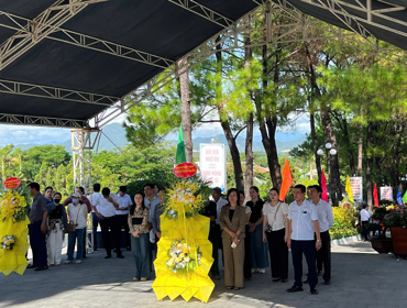 Trung tâm Phục vụ sinh viên tổ chức dâng hương và gặp mặt nhân kỷ niệm 79 năm Ngày Thương binh - Liệt sĩ (27/7/1947 – 27/7/2026)