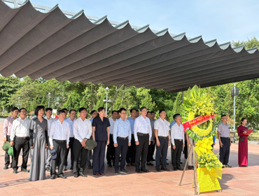 Đại học Huế dâng hương tưởng niệm, tri ân các anh hùng liệt sĩ tại Quảng Trị