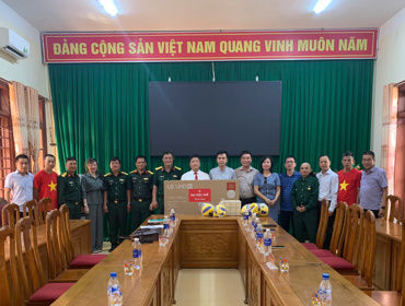 Lãnh đạo Đại học Huế thăm, tặng quà Ban Chỉ huy Quân sự Đặc khu Lý Sơn, tỉnh Quảng Ngãi 